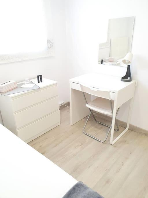 Habitaciones Bonitas Y Comodas L'Hospitalet de Llobregat Bagian luar foto