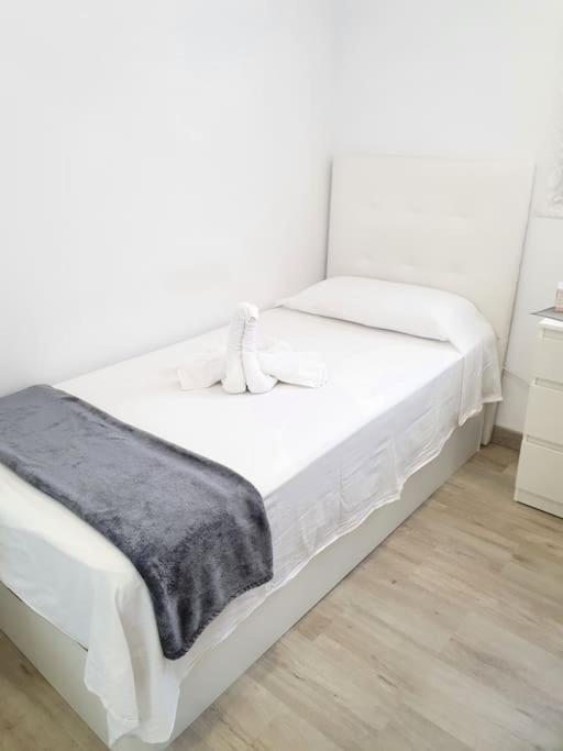 Habitaciones Bonitas Y Comodas L'Hospitalet de Llobregat Bagian luar foto