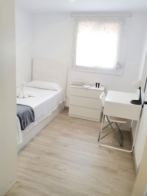 Habitaciones Bonitas Y Comodas L'Hospitalet de Llobregat Bagian luar foto