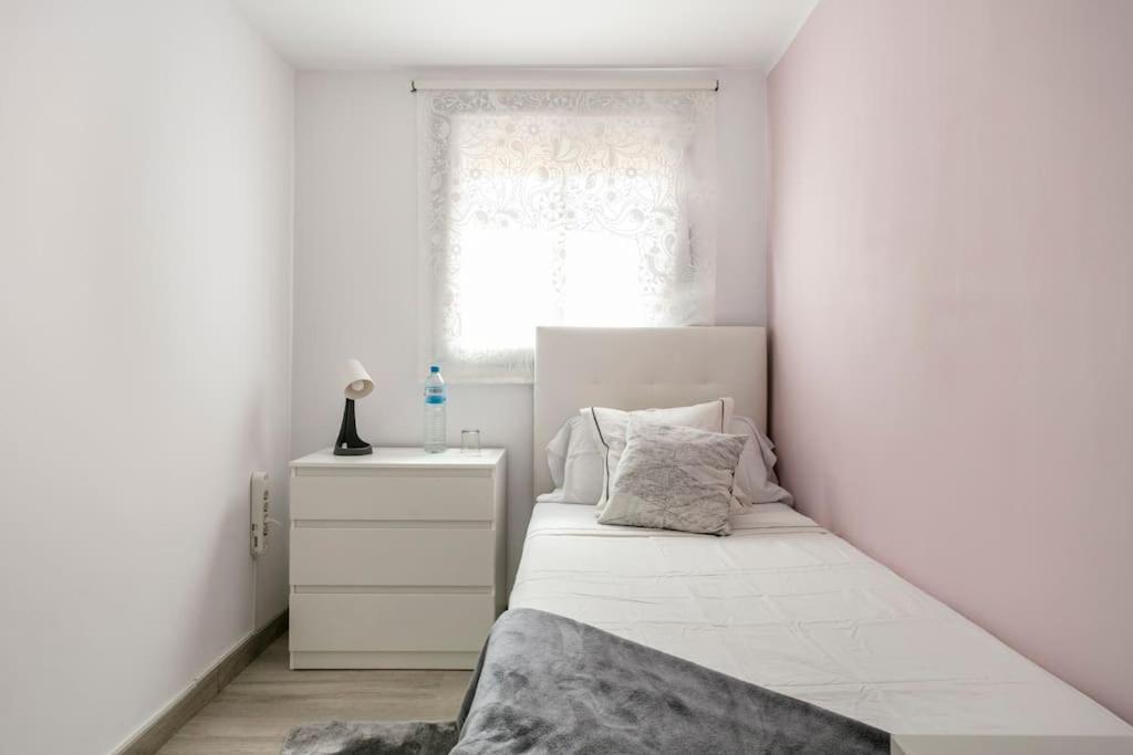 Habitaciones Bonitas Y Comodas L'Hospitalet de Llobregat Bagian luar foto